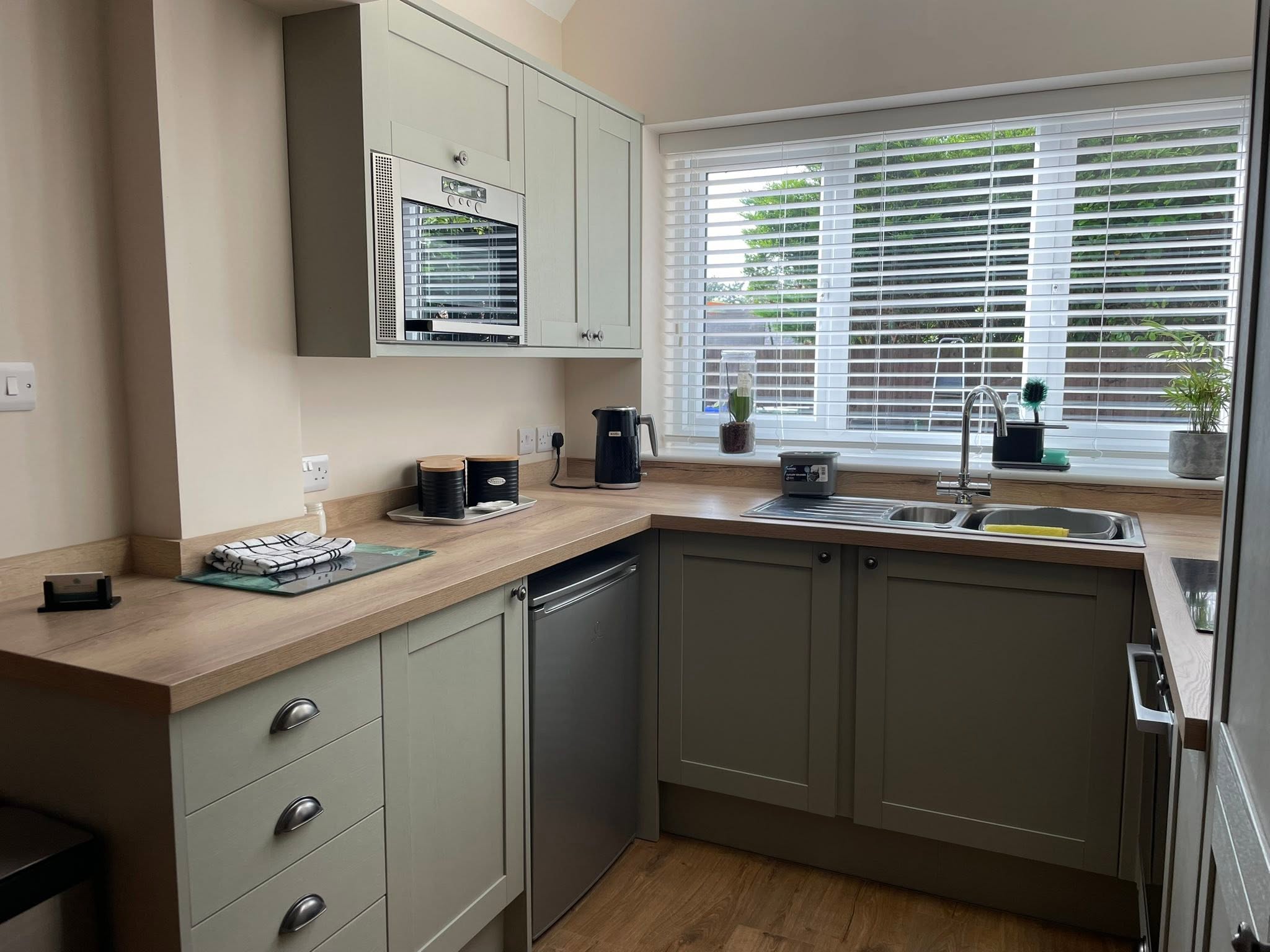 The fully fitted kitchen
