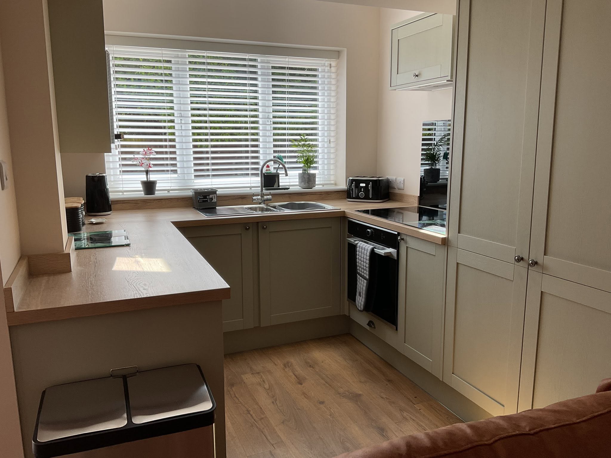 The fully fitted kitchen